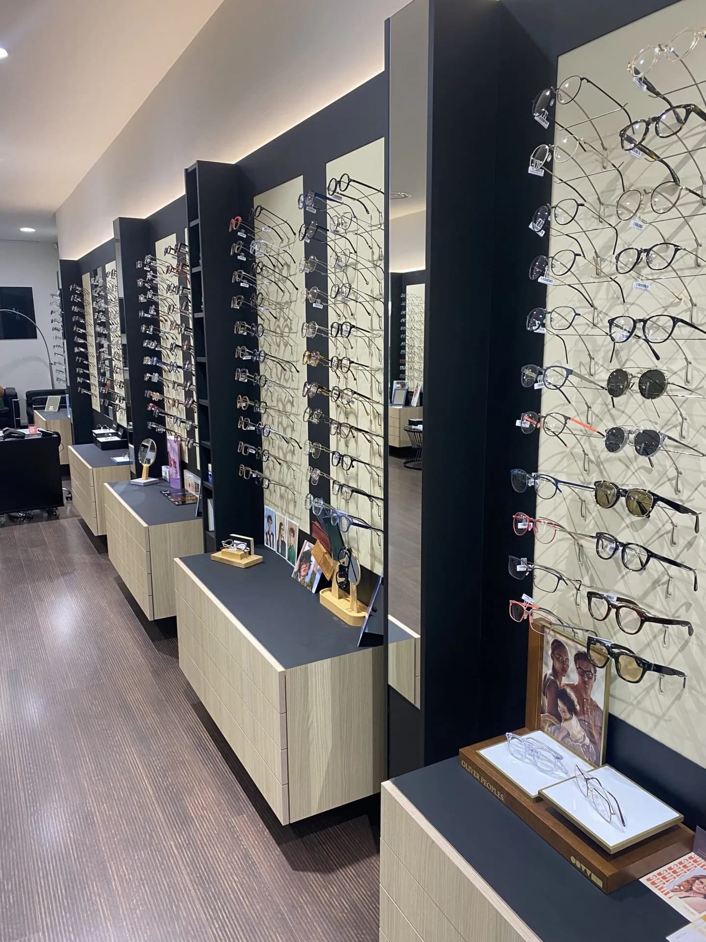 Intérieur élégant de la boutique Optique Queuleu à Metz avec exposition de lunettes de vue et lunettes de soleil