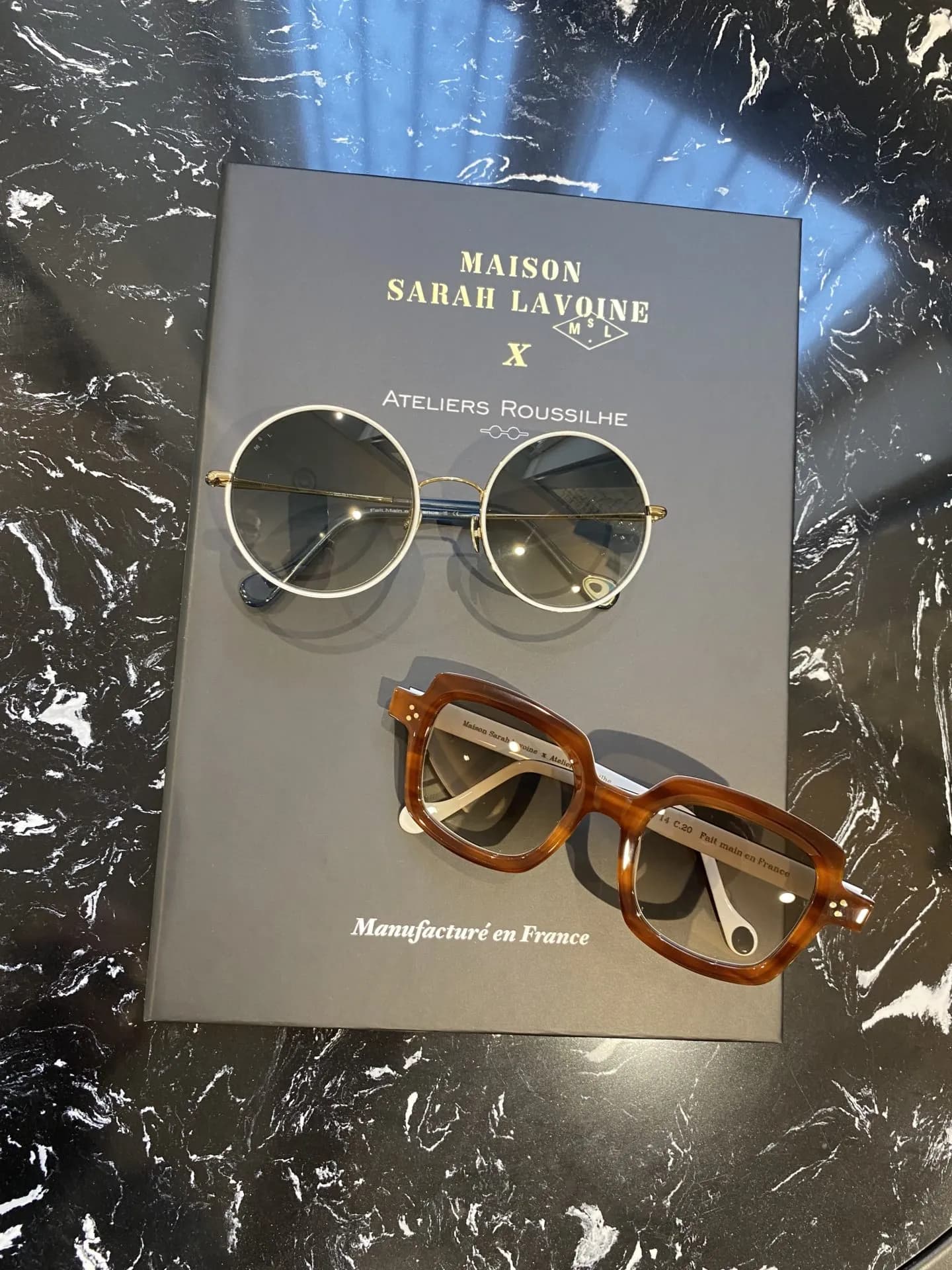 Intérieur moderne et élégant du magasin Optique Queuleu avec présentoirs de lunettes