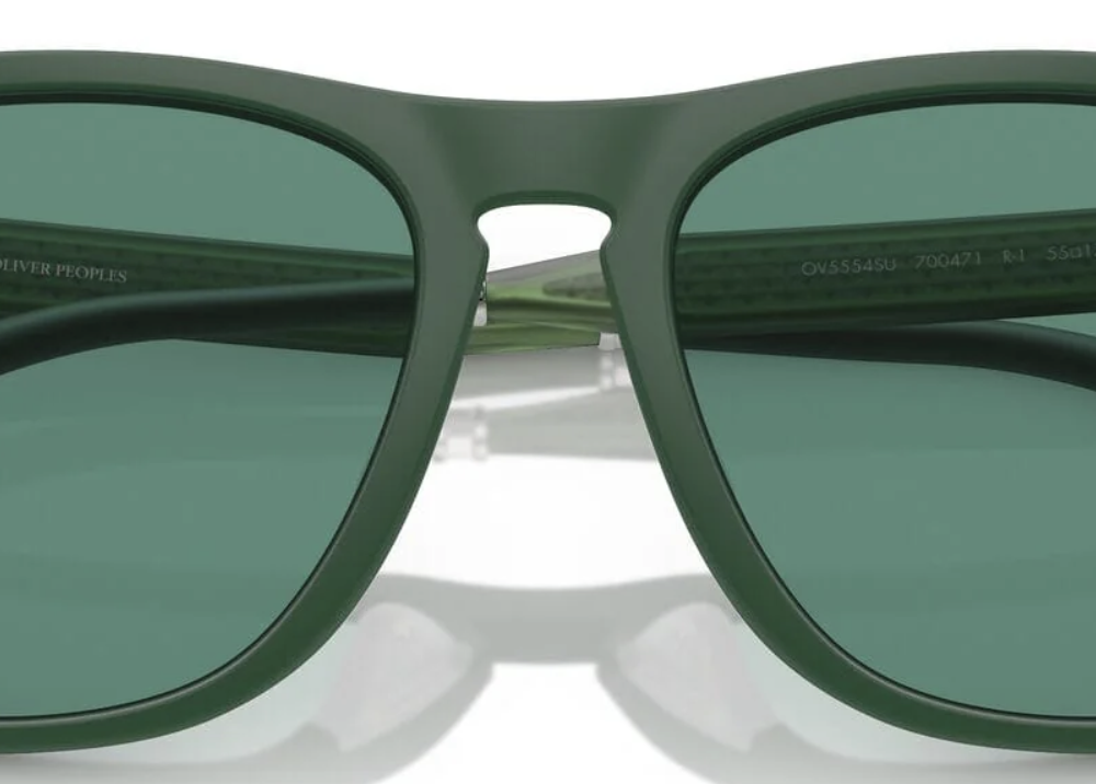 Lunettes de soleil Oliver Peoples R-1 (OV5554SU 700471) avec monture en bio-nylon ivraie semi-mat et verres Forêt.