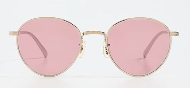 Lunettes de soleil Oliver Peoples Rhydian (OV1336ST 5035E) avec monture en titane doré et verres magenta photochromiques.